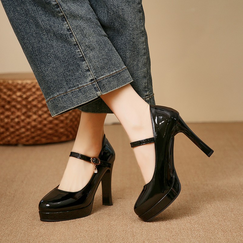 Women's classic round-toe plat - Leather Classic Strap のレビューと価格