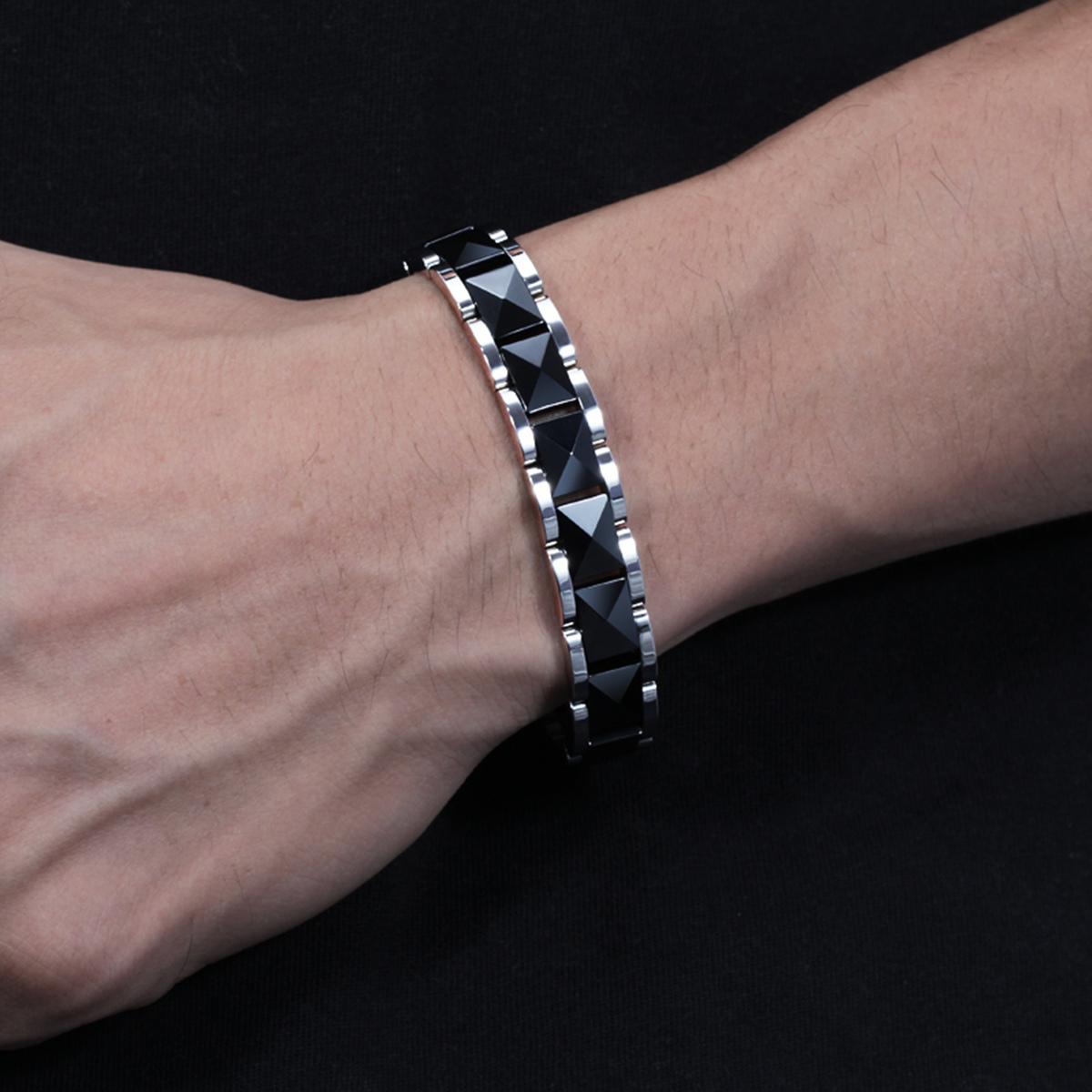 ARADOO Minimalist Pyramid Desi - Ceramic Link Bracelet のレビューと価格